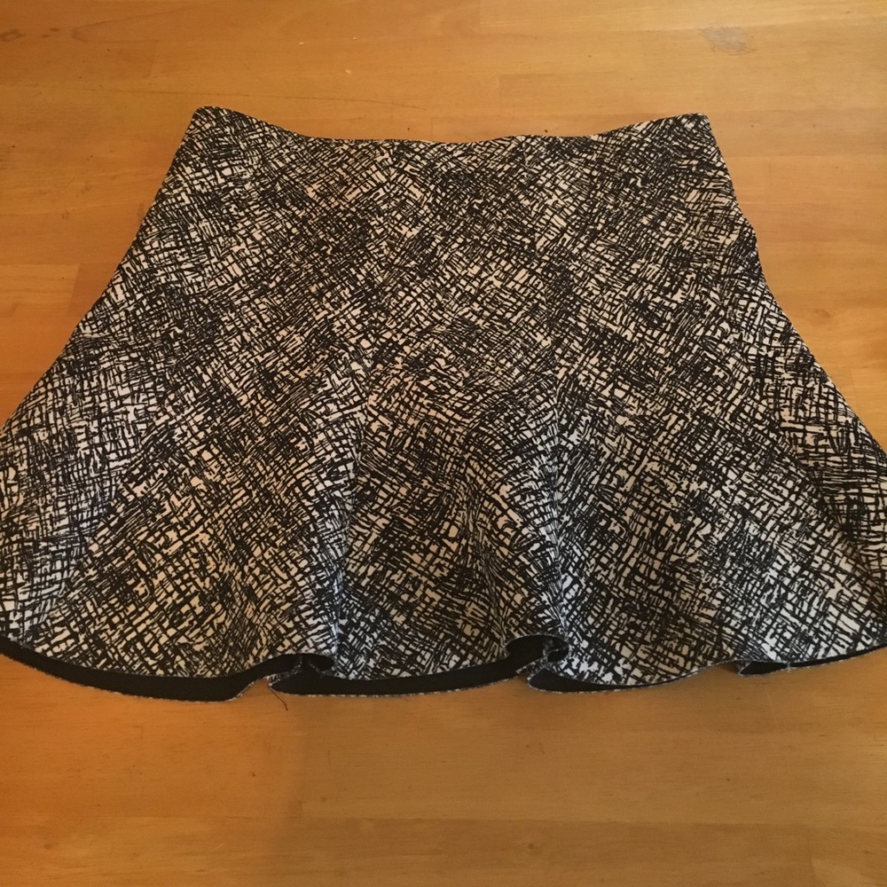 Black/white pendulum skirt